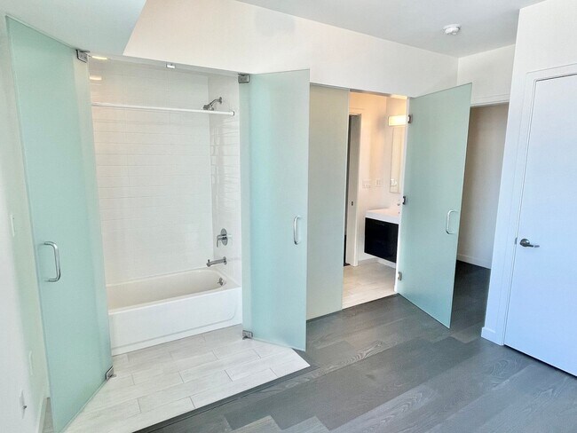 Building Photo - HIP 2BR/2BA Inner Mission Top Floor Boutiq...