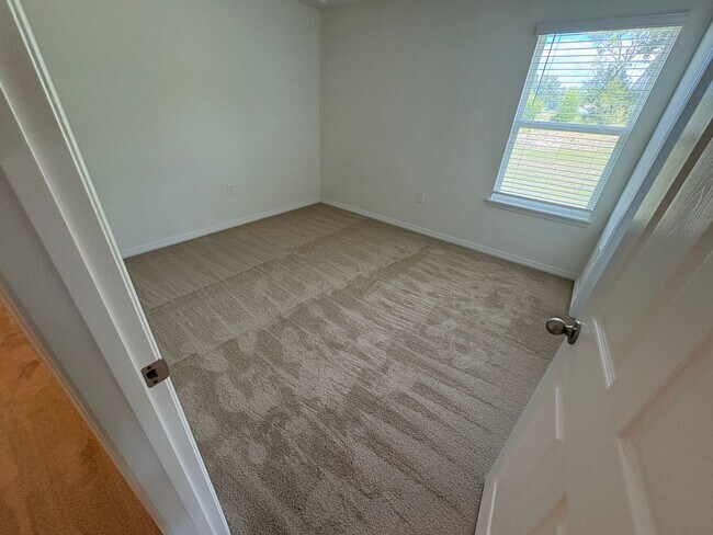 Building Photo - 5 bedroom 3.5 Bath House on Oakland Trails...