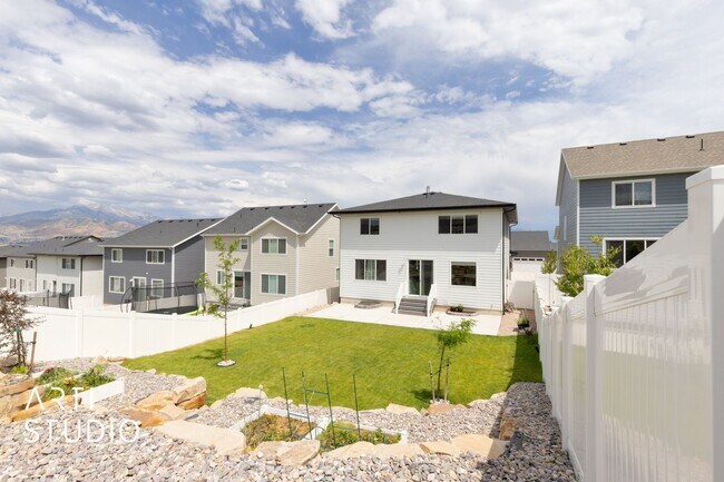 Building Photo - 2577 N Velvet Moon Dr