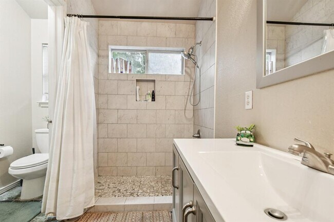 Building Photo - 3308 Ross Cove