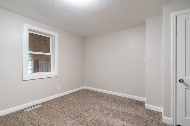 Building Photo - 3 Bedroom Home Available Now!