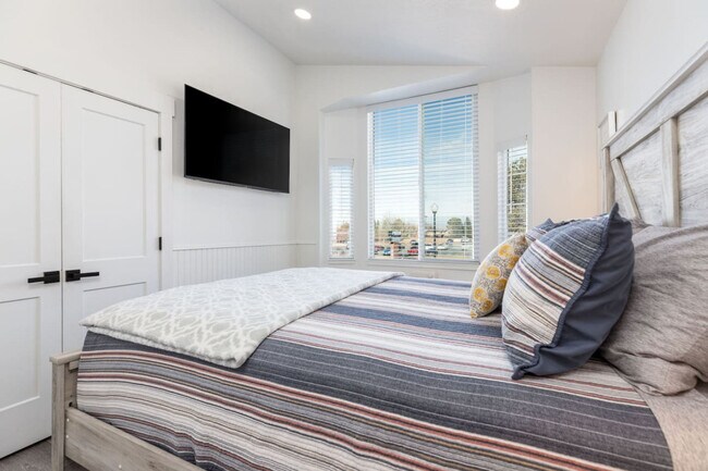 Building Photo - 2744 Newcastle Dr