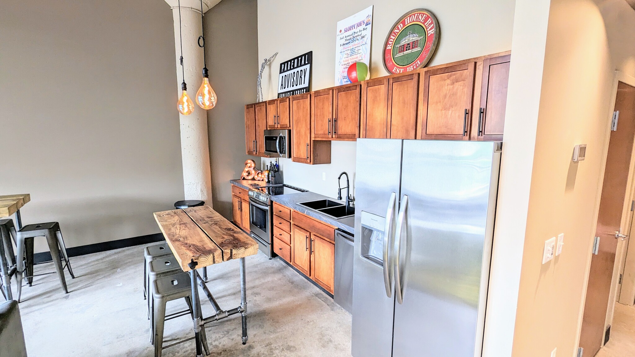 ISLAND /STAINLESS STEEL APPLIANCES - 401 W Shoreline Dr