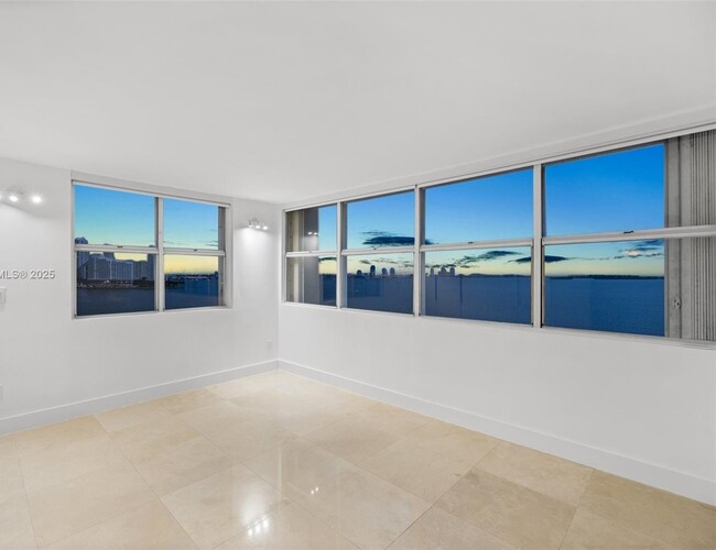 Building Photo - 1420 Brickell Bay Dr