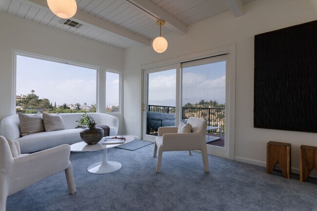 Building Photo - Beautiful Hollywood Hills Home For Lease!