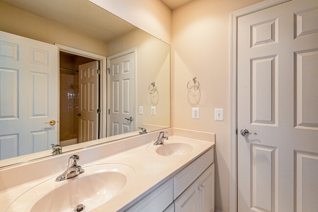 Building Photo - 513 Rosebush Ln