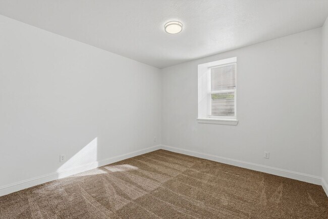 Building Photo - 541 27th St