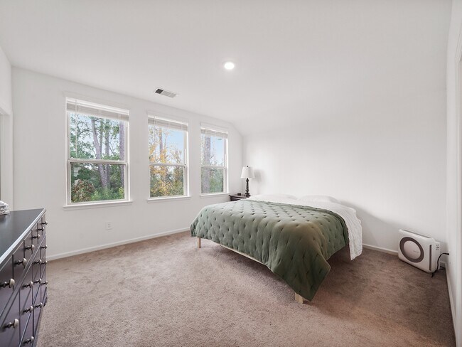 Building Photo - 674 Royal Arch Dr