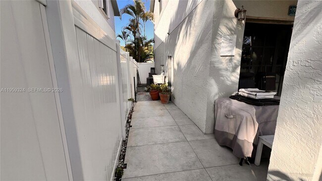 Building Photo - 3538 SW 17th St