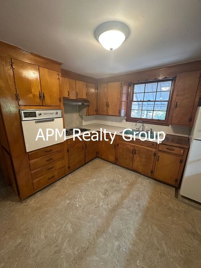 Building Photo - Private Country Feel Close to Downtown