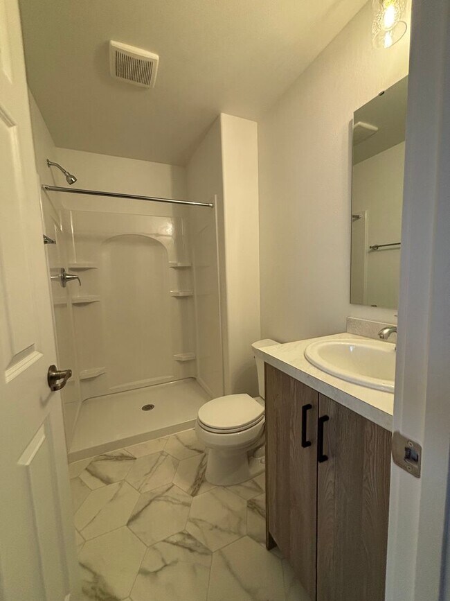 Building Photo - 3 Bed 3 Bath Townhome