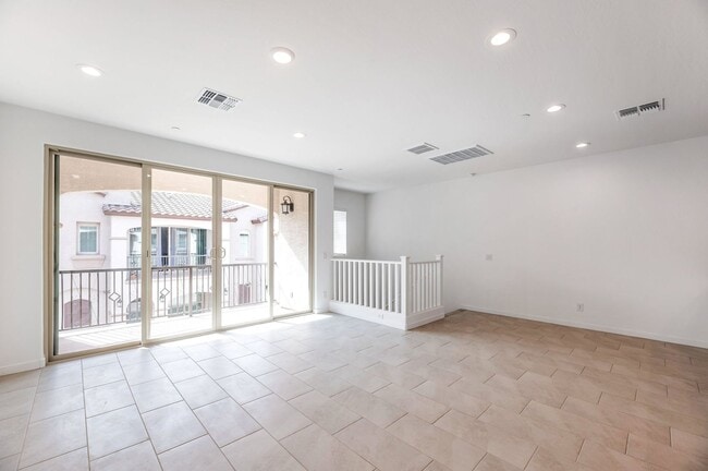 Building Photo - Like New luxurious townhome with 2 Master ...