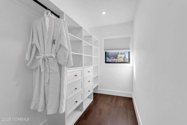 Building Photo - 320 Silver Lagoon Dr