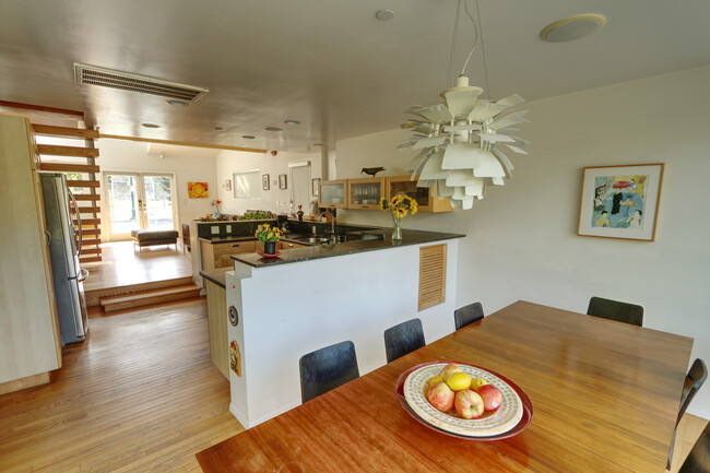 Dining area - 1709 Dewey St