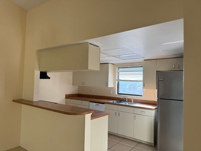 Building Photo - Spacious 2 bedroom/ 2 bathroom condo in Sarasota