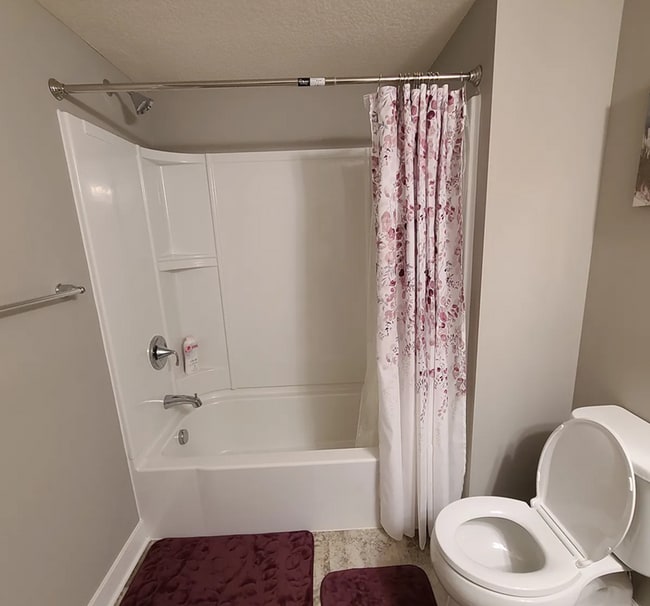 Building Photo - Beautiful 4bed 3.5bath End Unit Townhome With Walk-Out Basement!