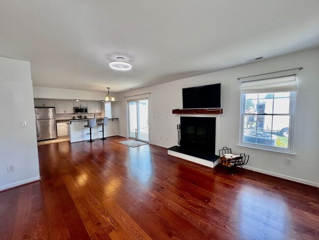 Building Photo - Gorgeous end unit condo