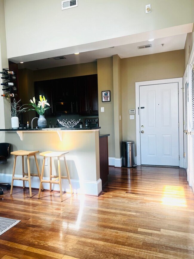 Building Photo - Columbia Heights Penthouse Condo | 1 Bed | 1 Bath | 600 Sf