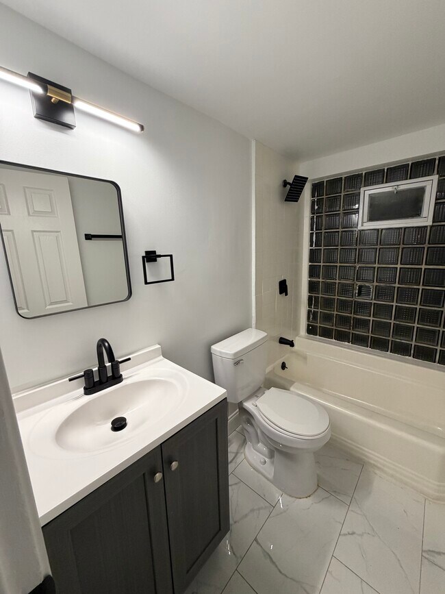 Building Photo - 1617 Pelham Pl