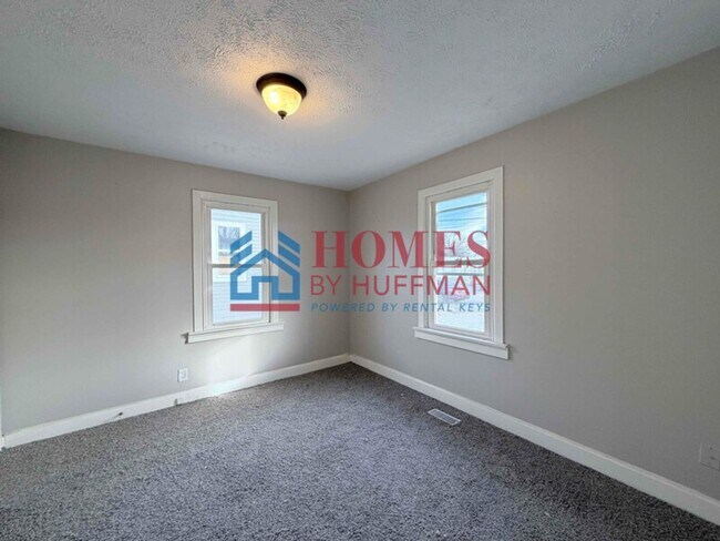 Building Photo - Two Bedroom House | Move In Ready