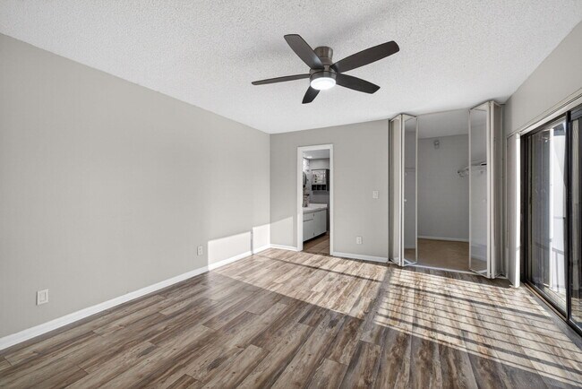 Building Photo - 5612 SE Riverboat Dr