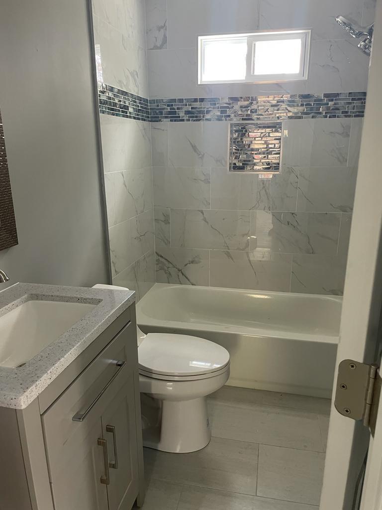 Main Floor Full bath - 5013 Nantucket Rd
