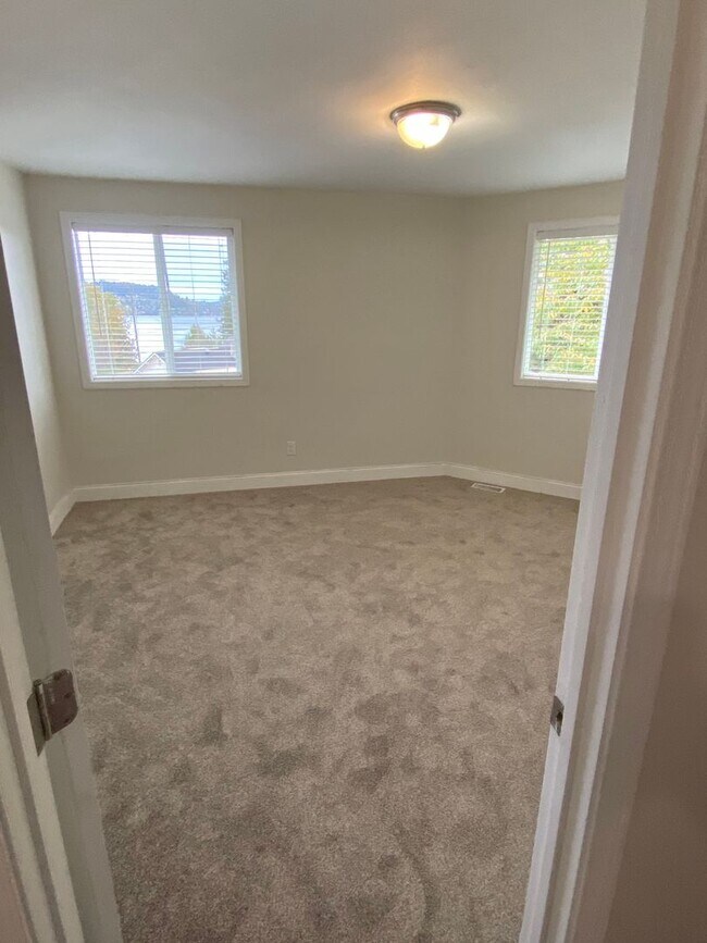 Building Photo - 3 bed/ 2 bath Two Story House overlooking ...