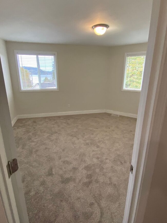 Building Photo - 3 bed/ 2 bath Two Story House overlooking Lake Washington, $3,175/mo