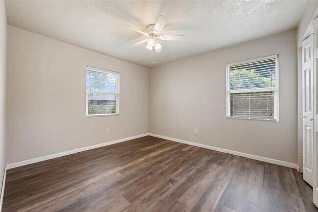 Building Photo - 2506 Oak Ln