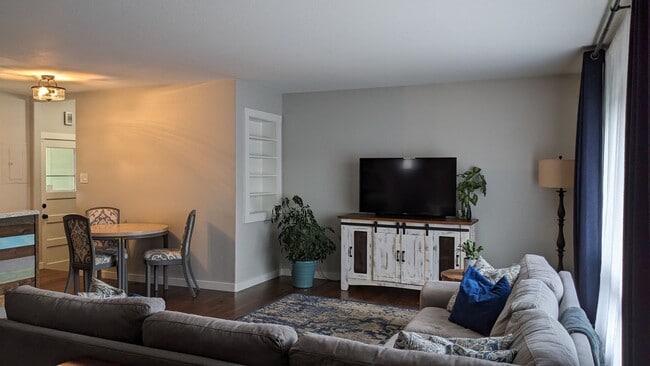 Building Photo - BEAUTIFUL MODERN 3 BED/2 BATH RANCHER IN E...