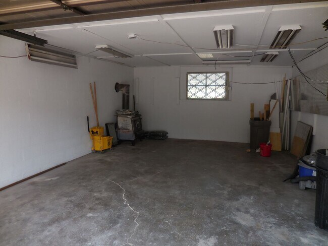 Building Photo - 1159 Say Ave