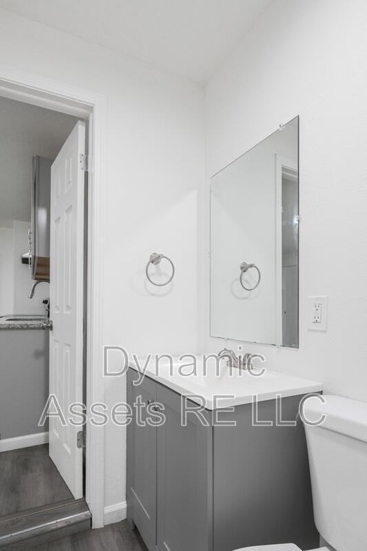 Building Photo - 208 E Park St