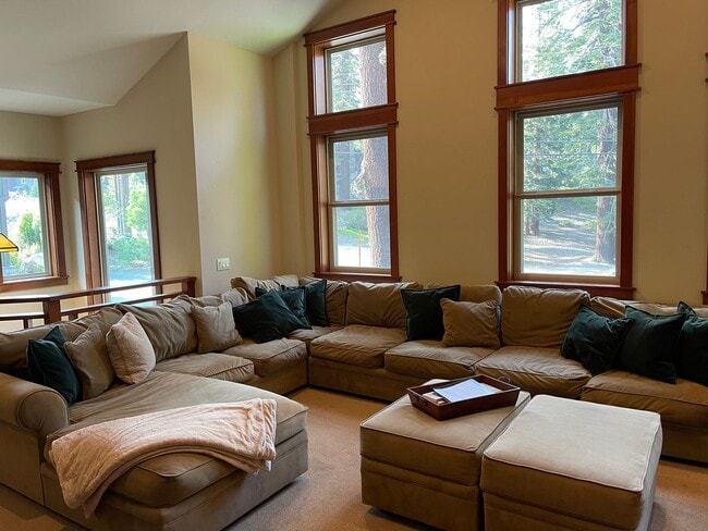 Building Photo - Luxury Mountain Residence — Premier 6-Month Winter Lease Near Canyon Lodge