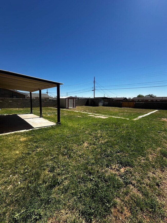 Building Photo - 2206 Lyndale Dr