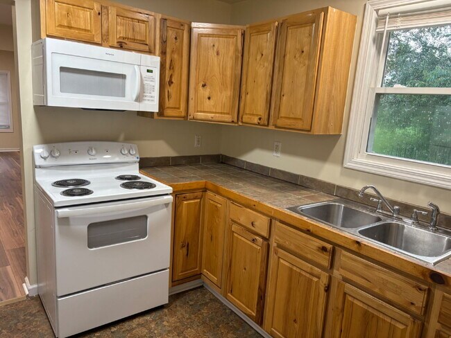 Building Photo - Recently Updated 2 bedroom / 1 bathroom ho...