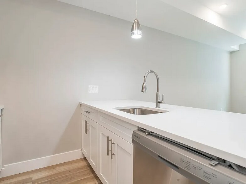 Building Photo - 2008 N Darien St