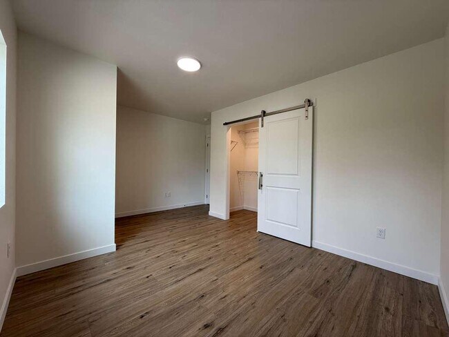 Building Photo - 3925 E 32nd Ave