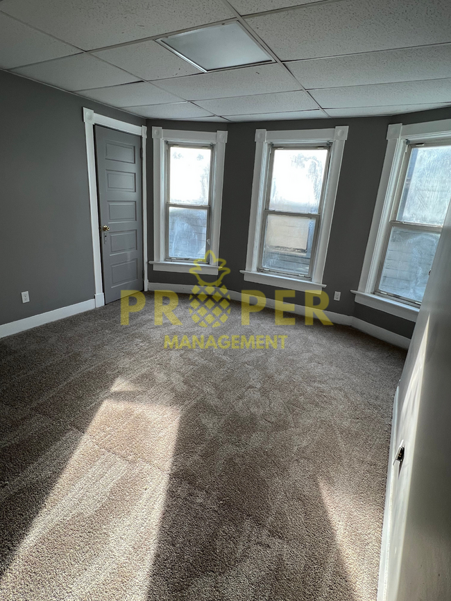 Building Photo - 3 bedrooms 2 full bathrooms