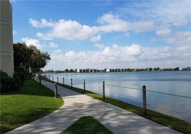 Building Photo - 110 Lake Emerald Dr