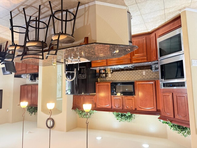 Building Photo - 1928 W Spur Dr