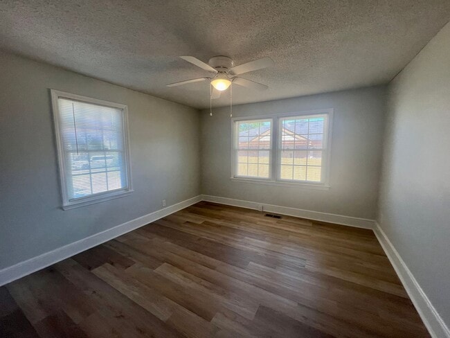 Building Photo - 507 Maple St