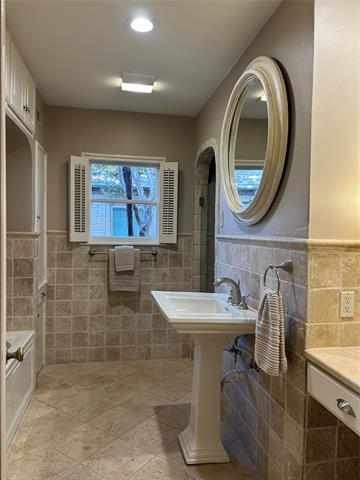 Building Photo - 4106 University Blvd