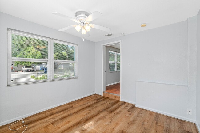 Building Photo - Lovely Largo Home