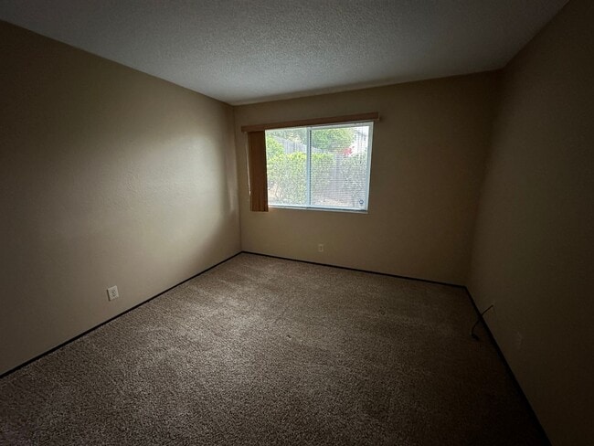 Building Photo - Three bedroom Clearview Circle Condo!