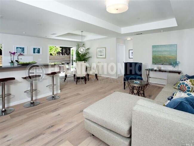 Building Photo - Remodeled 4BD/2BA in Prime Tiburon Locatio...