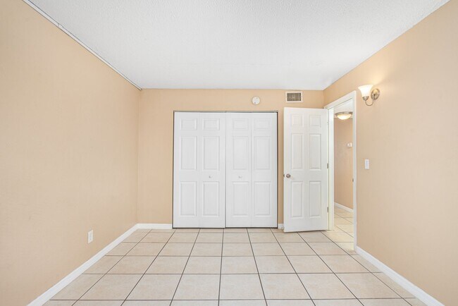 Building Photo - 2 Bedroom at Acqua Condominium