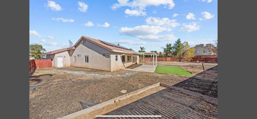 Large backyard - 27185 White Ct