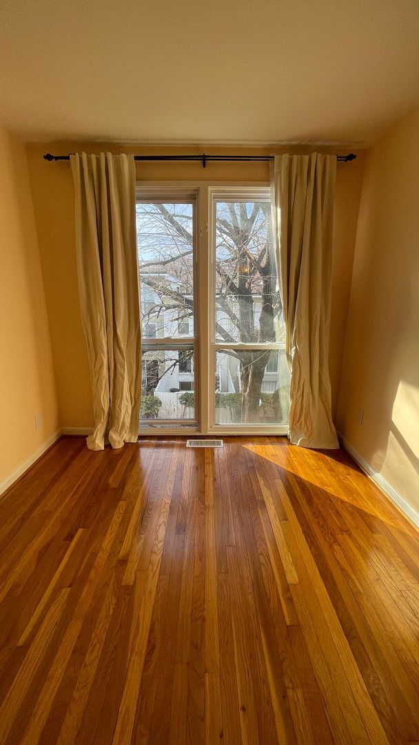 Building Photo - Spacious in SW