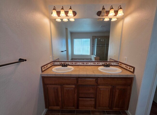 Building Photo - 3 bedroom with an extra office/den space in Modesto!