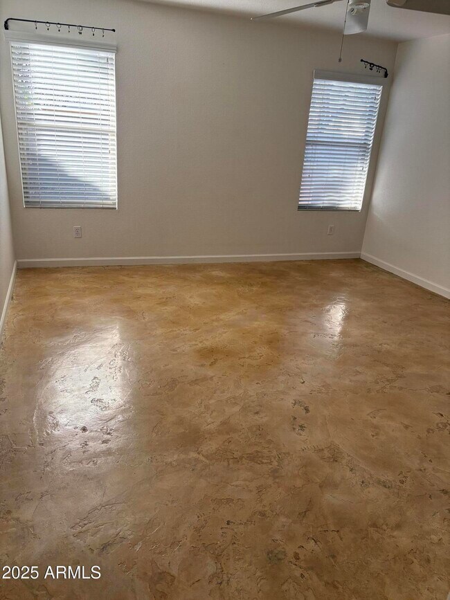 Building Photo - 2401 E Peach Tree Dr